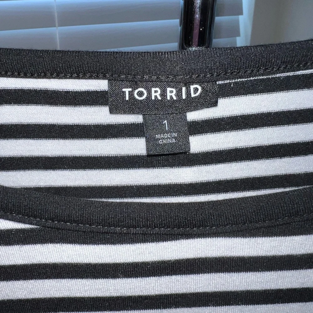 Torrid Size 1 Smocked Waist T-Shirt Dress - Jersey Stripe Black & White - Picture 3 of 6